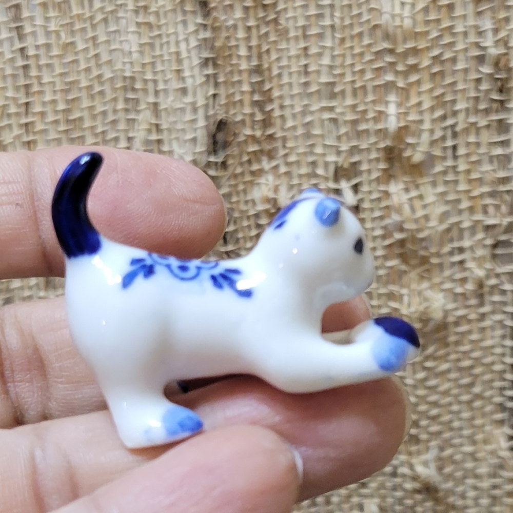 Mini Delft like Blue & White Porcelain Kitty Figurine